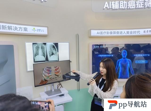 未来生活AI助手亮相2024外滩大会，数字化想象探索人工智能应用前景